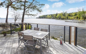 Beautiful Home In Lidköping With House Sea View, Lidköping